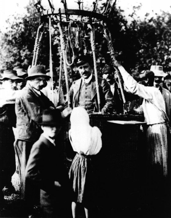 Victor Hess in einem Ballon